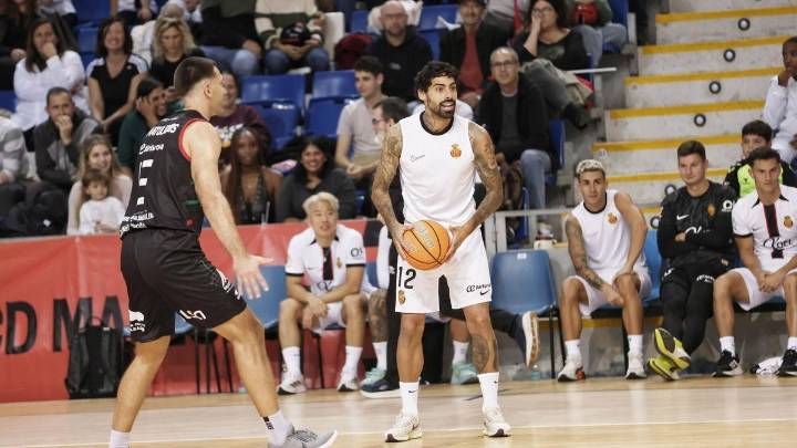 Así ha sido el partido entre jugadores del Fibwi Mallorca Bàsquet Palma y del RCD Mallorca