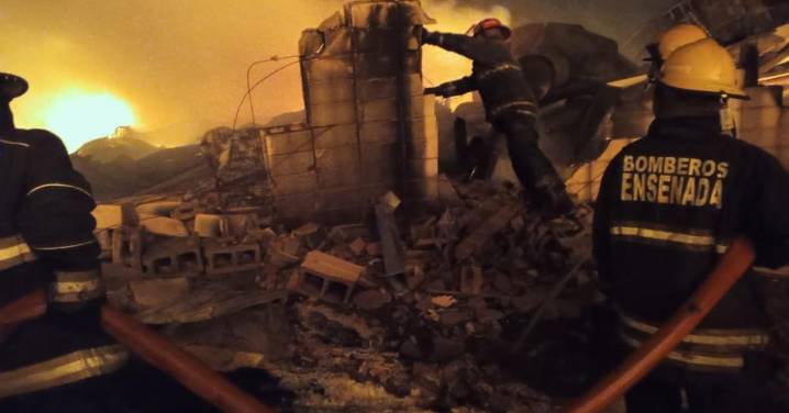 Bomberos Voluntarios de Ensenada asistieron en un incendio industrial de gran magnitud en Ezeiza