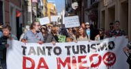 Manifestantes «zombis» parodian por las calles de Sevilla a las «hordas de turistas»: «Eso sí que da miedo»