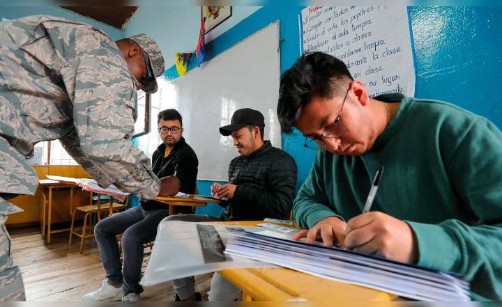 ¿Qué pasa si no voto en el referéndum de Ecuador 2025? Multas y sanciones por no acudir a la consulta popular