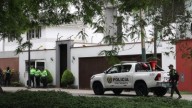 Perú refuerza asedio policial en la Embajada de México