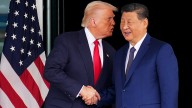 Trump informa sobre una "buena" llamada con Xi y acepta su invitación para visitar China