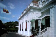 Suspenden vuelos de repatriación: Maduro repudia declaración de Trump sobre espacio aéreo