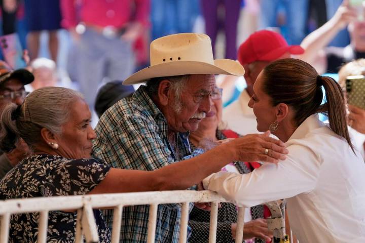 Sheinbaum “hace justicia” con entrega de escrituras en Nayarit