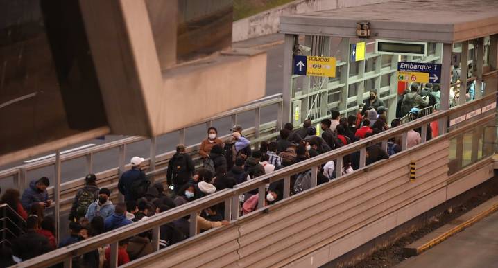 Colas en estaciones del Metropolitano por tráiler varado en vía exclusiva