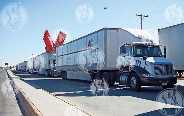 Video: Traileros colapsan el puente Libre por bloqueos