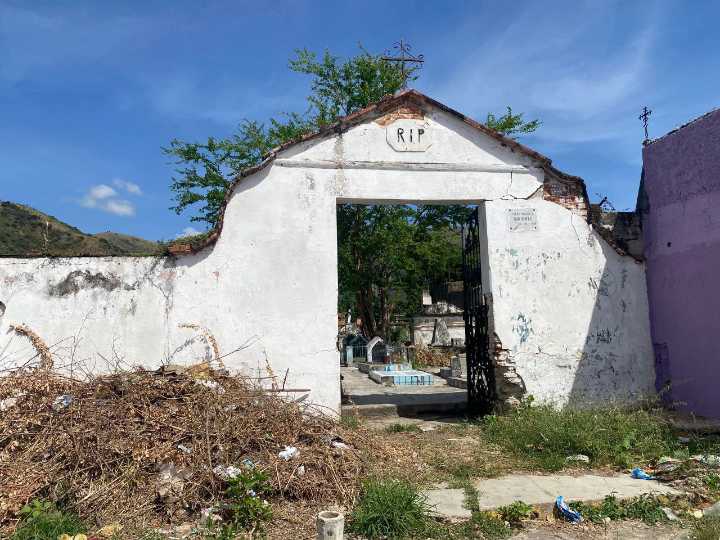 Cementerio viejo de San Mateo sumido en el olvido