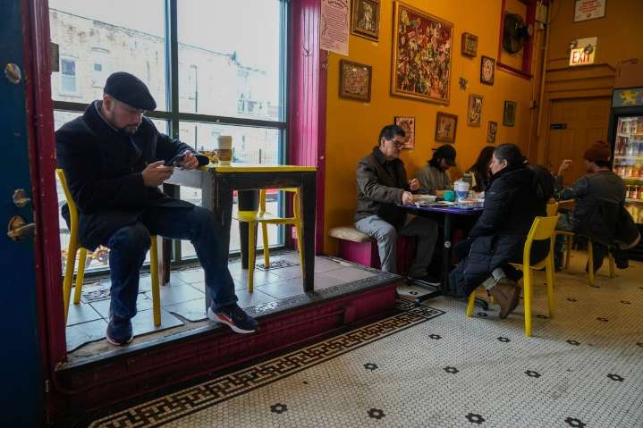 Ocho de cada 10 latinos creen que las políticas de Trump los perjudican: “Ha ido demasiado lejos”