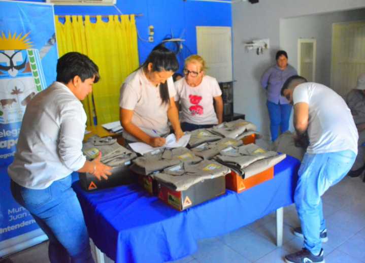 Castelli: entregaron indumentaria de trabajo en la delegación de Zaparinqui