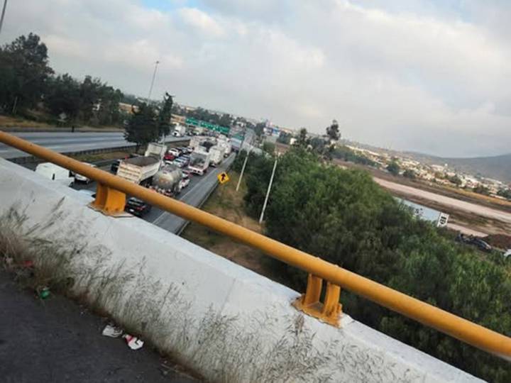 Bloqueo de transportistas desquicia la México