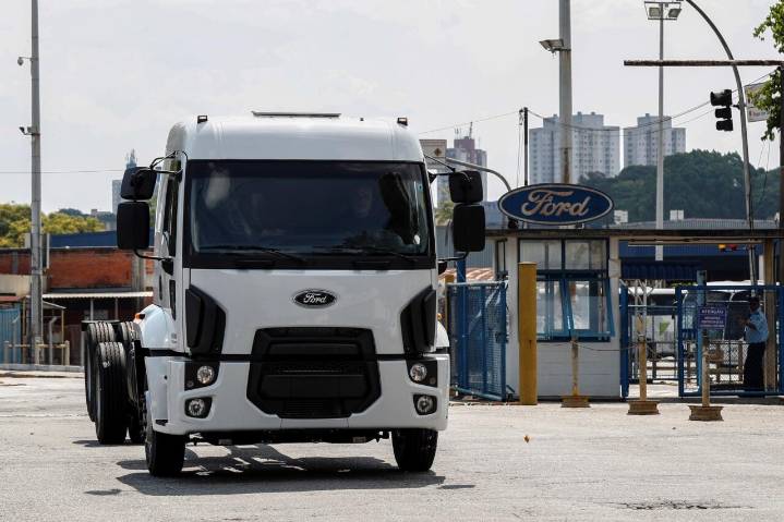 Entran en vigor en EEUU aranceles de 25% a camiones importados, medida que afecta a México