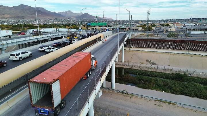 Liberan aduanas en Ciudad Juárez y Puerto Palomas tras acuerdo entre agricultores y la Segob