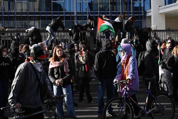 Un centenar de manifestantes asaltan la redacción del diario italiano 'La Stampa'