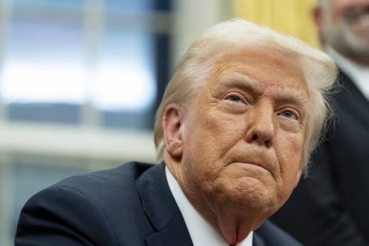 Trump firma ley que obliga a divulgar todos los archivos del caso Epstein