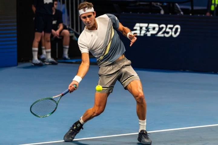¡Un puntazo de 34 golpes! Etcheverry, el último singlista argentino del año en el ATP Tour, se entrenó con Djokovic y ganó en Atenas