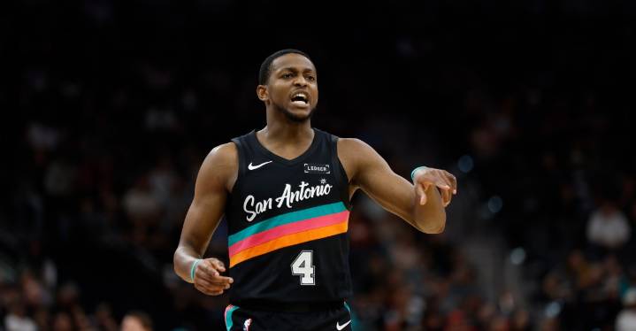 Open Thread: De’Aaron Fox gets in on the Spurs “Season of Giving”