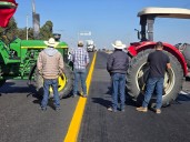 Campesinos cierran carreteras en Tlaxcala; la medida generó molestia en automovilistas