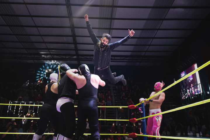 Antonio Attolini causa revuelo tras combinar política y lucha libre en Torreón