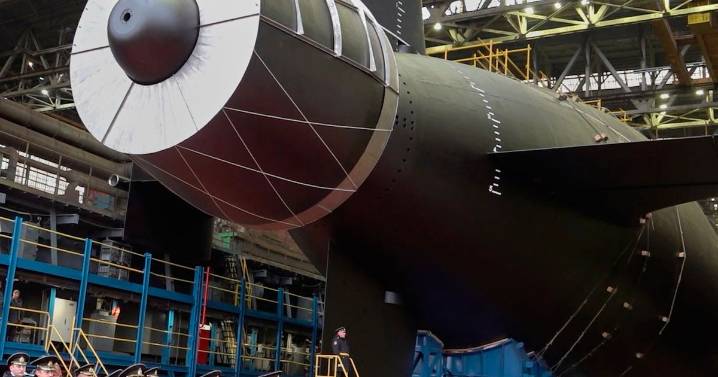 Putin's new 'doomsday' 120mph nuclear sub with 'unlimited' firing range shows he thinks he's a 'maverick'