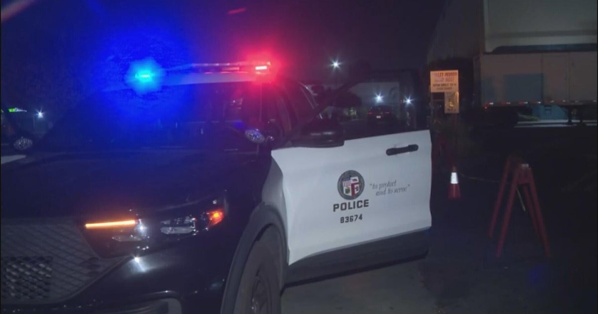 Armed robbers shoot man, steal his jewelry in Panorama City, police say