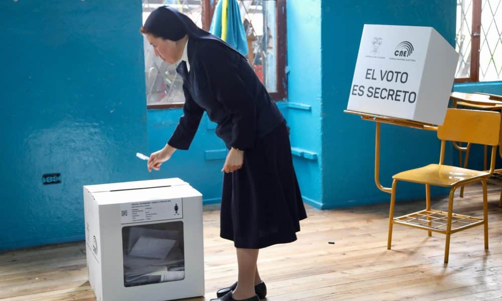 Ecuador vota en referéndum hacer nueva Constitución y permitir bases militares extranjeras