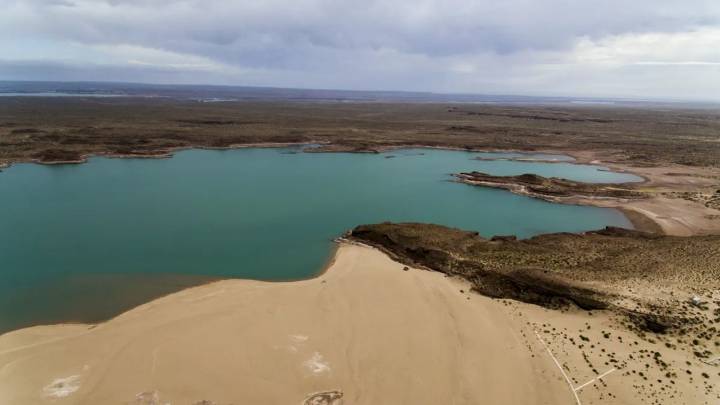Cómo llegar a Pueblo Blanco, el paraíso de arenas blancas a solo una hora de Neuquén