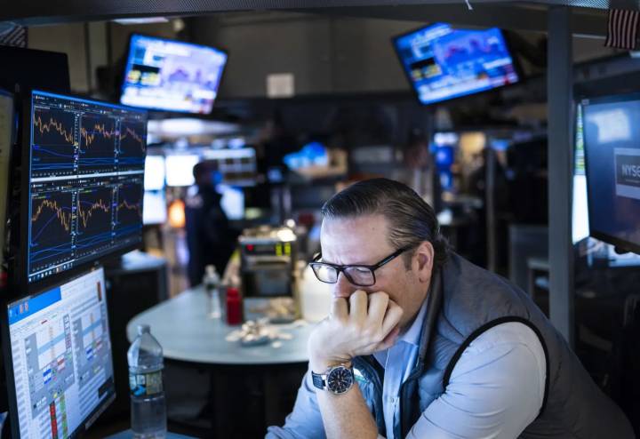 Wall Street cierra en rojo, lastrado por el temor a una burbuja de la IA