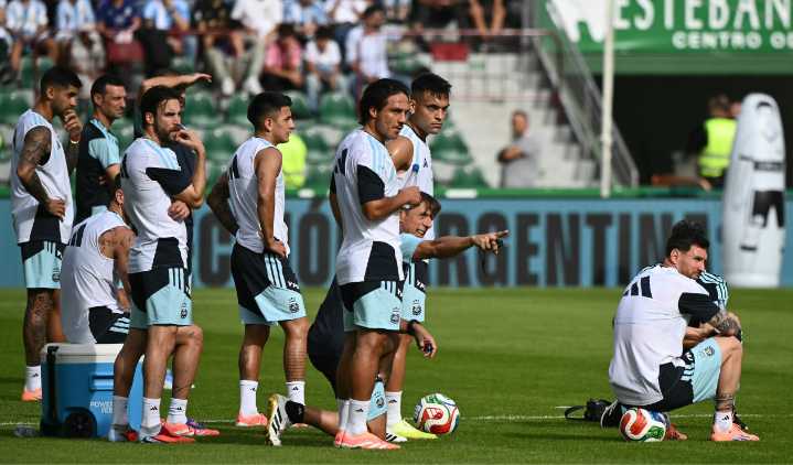 Argentina despide el año con triunfo en un partido lleno de patadas