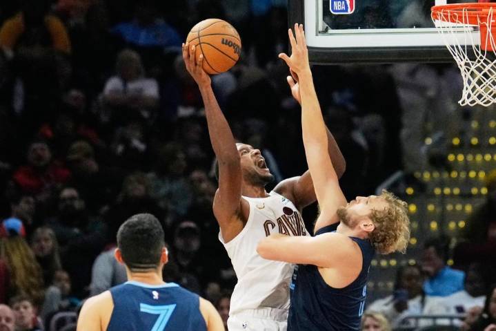 Donovan Mitchell anota 30 puntos y Cavaliers remontan para vencer 108