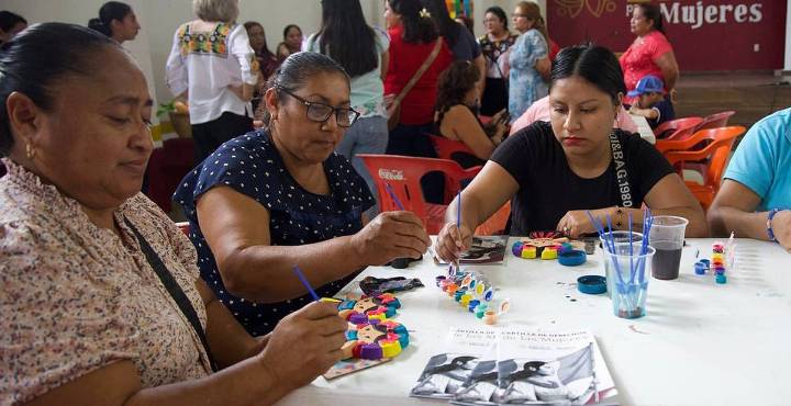 Conferencias, caminatas y talleres por las mujeres en Michoacán