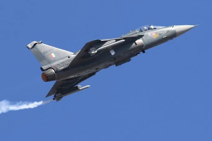 Tejas fighter jet of IAF crashes during Dubai Air Show