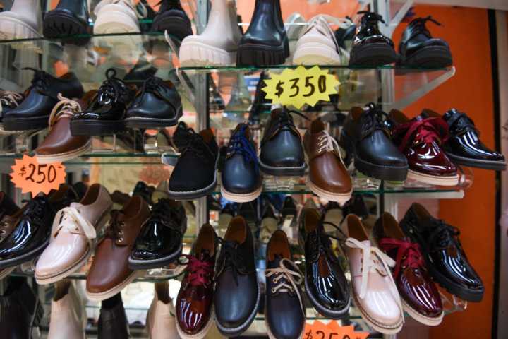 México lanza plan de 6,500 millones de dólares para impulsar el sector textil y de calzado