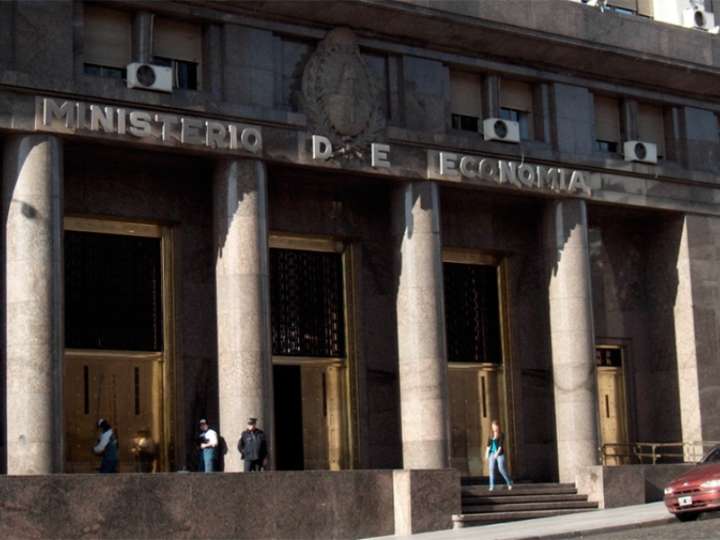 Economía logró superávit financiero de $517.672 millones, pese a pagar intereses por más de $300.000 millones
