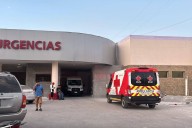 Motociclista impacta contra transporte de personal y termina grave en hospital de Saltillo