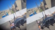Video: así desmantelaron un auto robado en plena calle y a la vista de todos