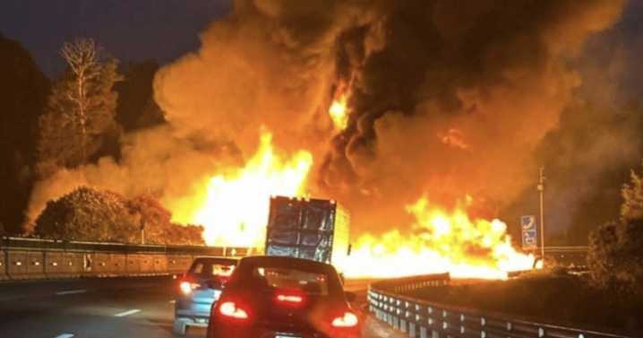 Explosión de pipa en la autopista México-Puebla provoca cierre total y movilización de emergencia