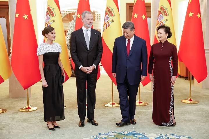 Felipe VI destaca en su discurso clave en Pekín "la enorme importancia" de Xi en los "grandes retos" globales mientras el líder chino presume que "la amistad con España durará para siempre"