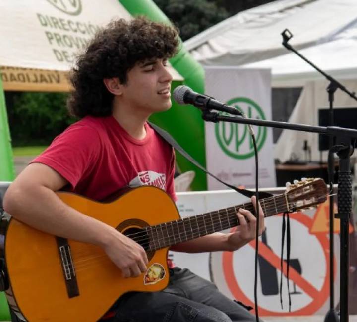 “Tengo que fingir”, canción de rock con aire retro by Martín Verón