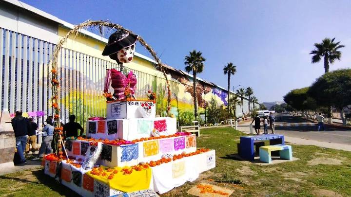 “Menos cruces no significan menos muertes”: colocan altar en honor a migrantes fallecidos