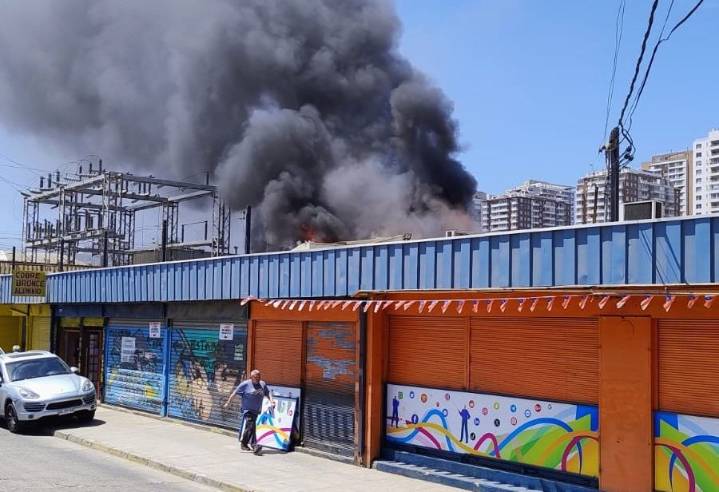 Incendio en bodegas de un mall chino de Viña del Mar dejó cuatro locales afectados y a más de 60 mil clientes sin energía eléctrica