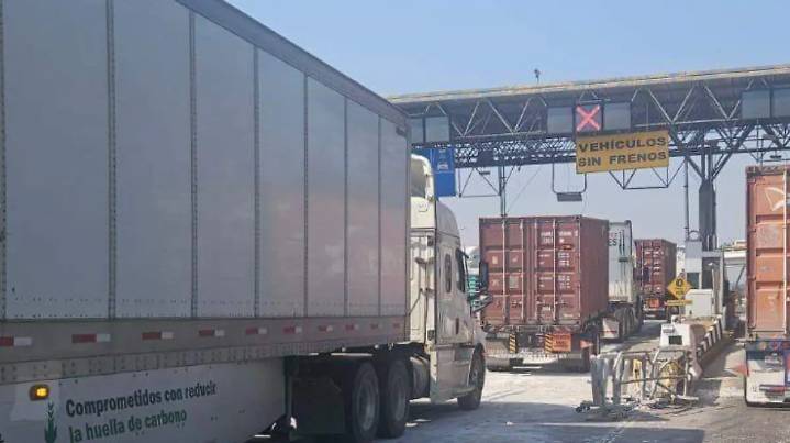 Productores y transportistas de Michoacán liberan las carreteras