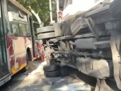 Violento choque y vuelco entre un colectivo y un camión en Almagro: hay 14 heridos