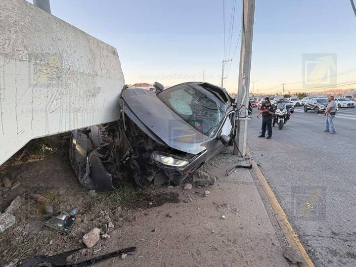Conductor pierde el control en el Periférico de la Juventud y atropella a un peatón