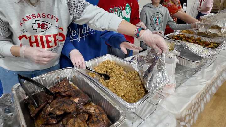 UMKC student launches nonprofit to feed hundreds with Thanksgiving meals