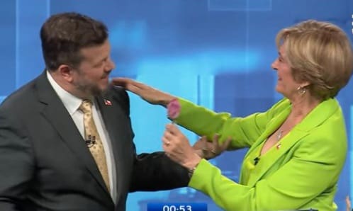 “Pero cómo te pones la rosa ahí”: Peculiar gesto de Kaiser con Matthei en el debate presidencial hizo estallar las redes