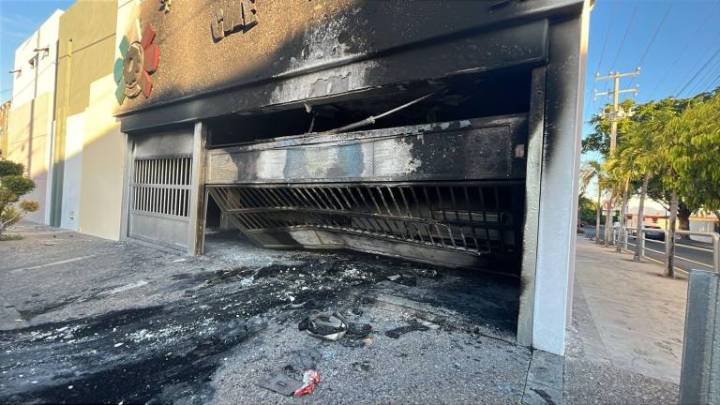 Sinaloa vive ola de ataques: 8 inmuebles dañados con explosivos y armas en 5 días