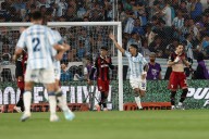 Éxtasis y fin de temporada. Racing se llevó por delante a lo guapo a un River asustadizo al que se le acabó el año