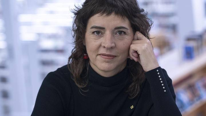 La red de resistencia antinazi de 'mossèn Joan' le brinda a Núria Cadenes el Premi Proa de novela