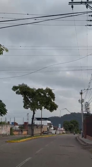 Vecinos de la avenida Luis Hurtado Higuera claman presencia de Corpoelec tras explosión del transformador