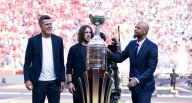 No la quiso tocar: Felipe Melo y Carles Puyol protagonizan imperdible momento con trofeo de la Copa Libertadores 